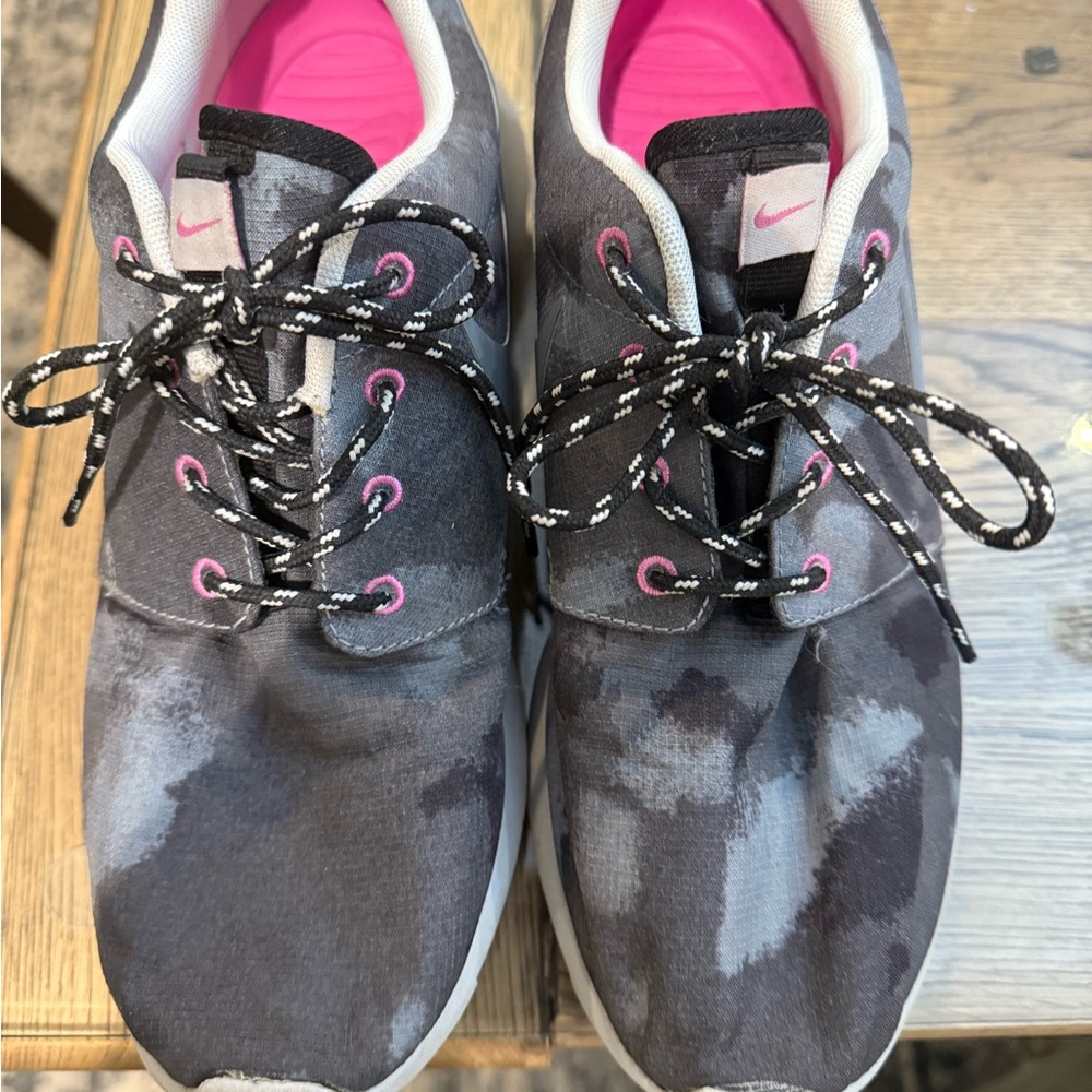 Nike Gray and Pink Lightweight Sneakers women’s sz 8